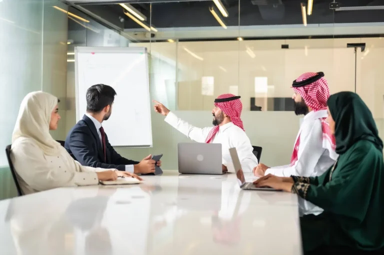 فريق عمل في جلسة تدريبية