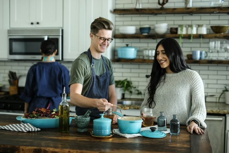 أشخاص يطهون ويتذوقون الطعام معًا