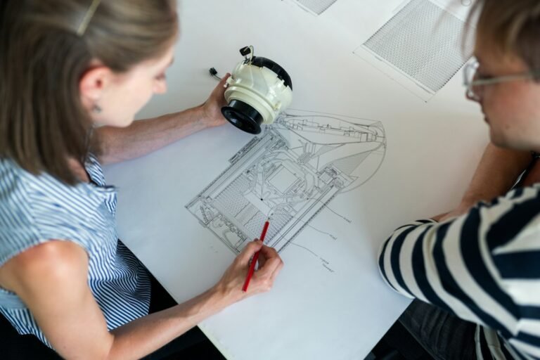 مصممة ترسم مفهوم منتج