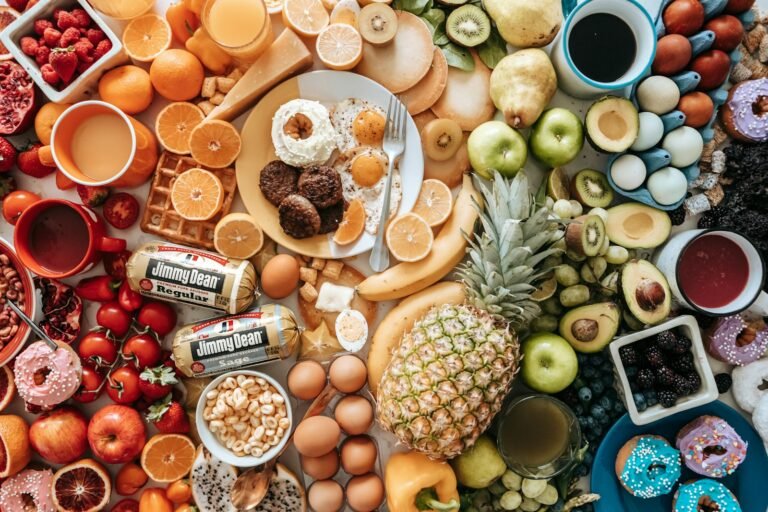 مكونات غذائية طازجة على طاولة